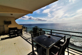 Front Sea Apartment in Praia Formosa